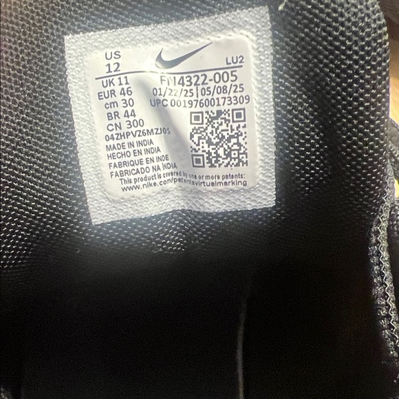Nike Black and White Athletic Shoes main image 4
